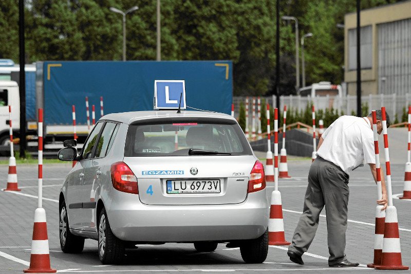 Cena kursu prawa jazdy zależna jest od regionu Polski, we wschodnich województwach szkolenie jest zwykle tańsze niż w Warszawie czy na zachodzie Polski.