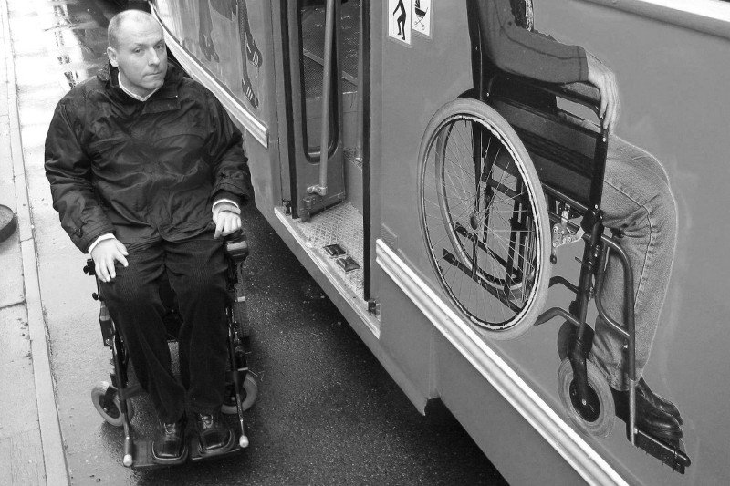Zdjęcie z 2002 r. – Piotr Pawłowski przy tramwaju, który ma zwracać uwagę na problemy niepełnosprawnych. Tylko jak do niego ma wsiąść osoba na wózku?