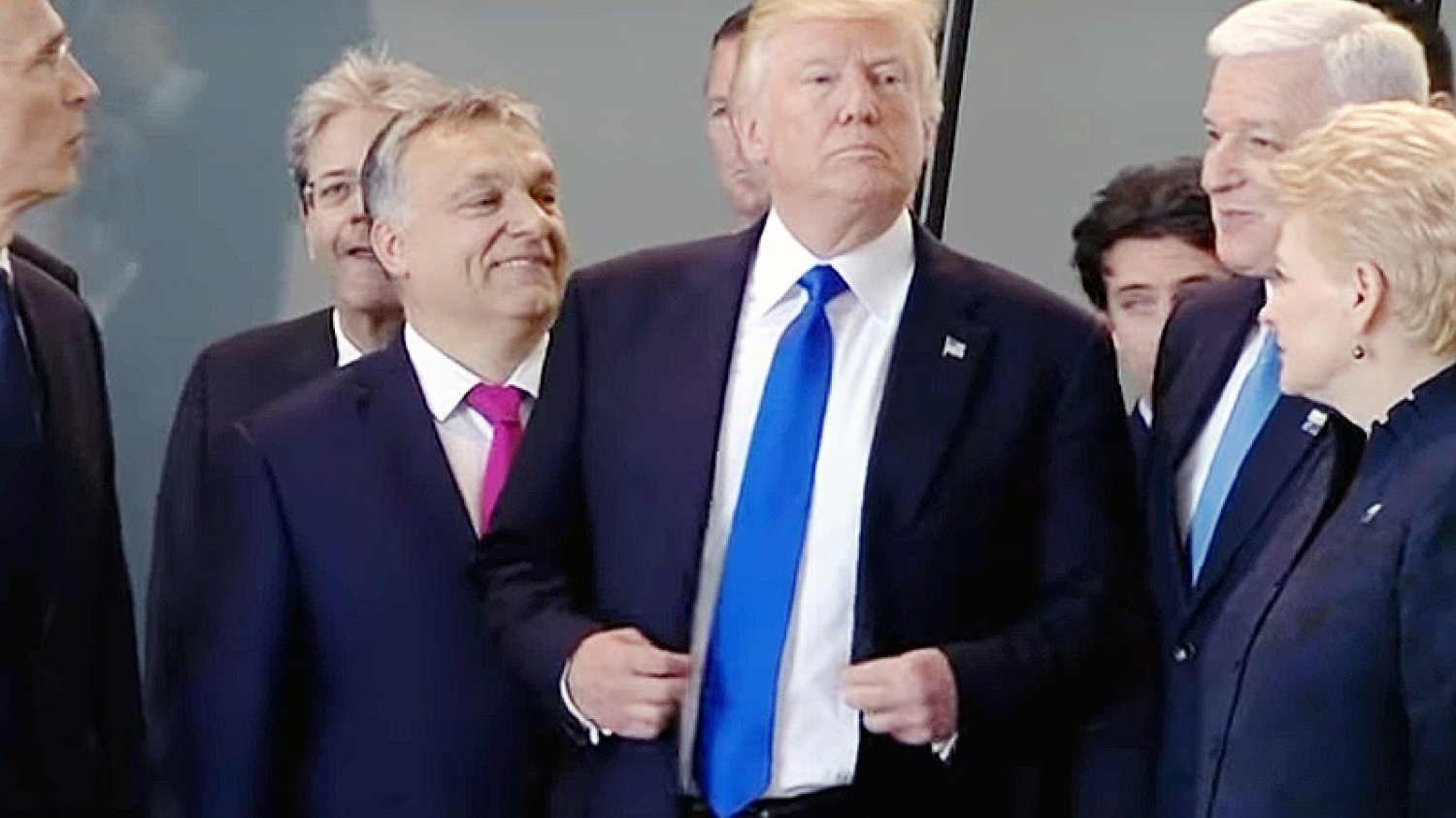 Donald Trump skutecznie wyszedł na czoło pochodu przywódców NATO. Przy okazji wyszedł też na zwykłego głupca...