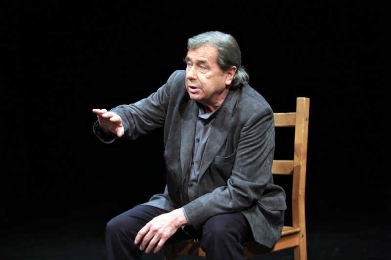 Janusz Gajos krytycznie ocenia polityczną aktywność Jarosława Kaczyńskiego i PiS.