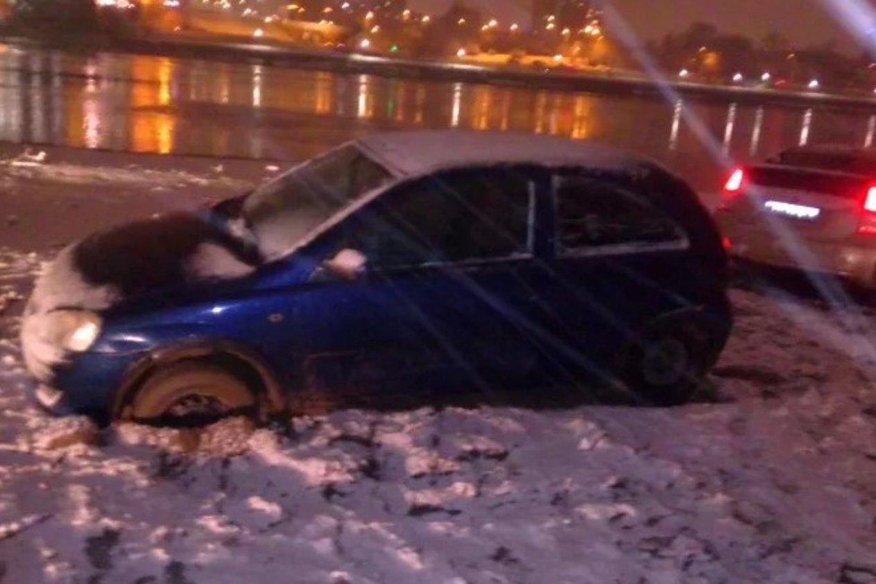 Dwa auta zakopały się na plaży w Warszawie.
