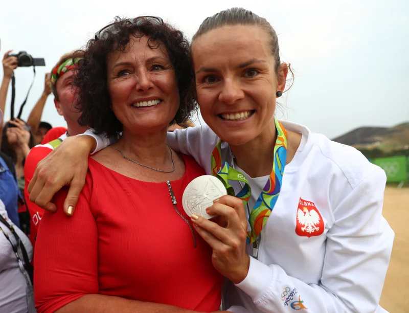 Maja Włoszczowska, srebrna medalistka XXXI Letnich Igrzysk Olimpijskich w wyścigu kobiet w kolarstwie górskim, pozuje do zdjęcia wraz ze swoją mamą