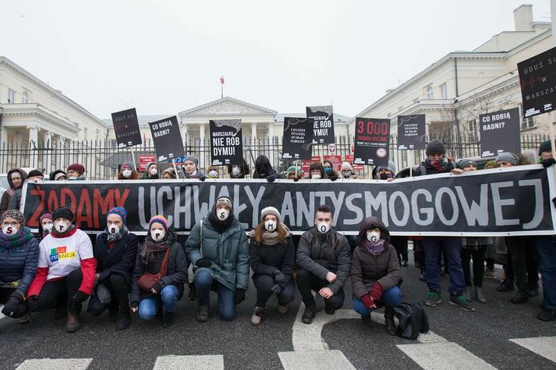Akcja Demokracja protestowała także przed warszawskim ratuszem w sprawie smogu