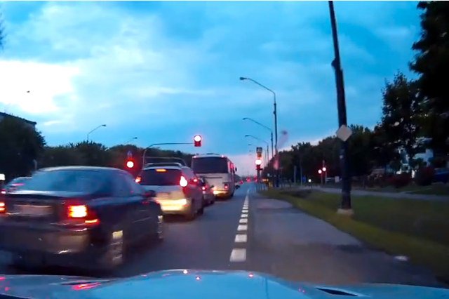 Kadr z nagrania, które ma przedstawiać przejazd Froga przez Warszawę