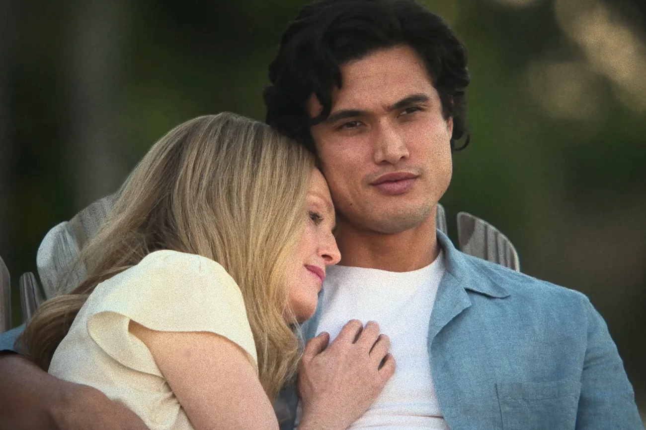 Julianne Moore i Charles Melton w filmie "Obsesja"