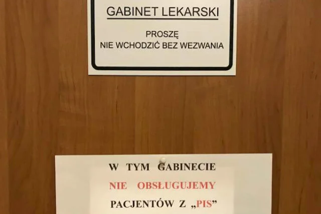 Lekarz z Rumi, który wywiesił kartkę z napisem "W tym gabinecie nie obsługujemy pacjentów z PiS, ponieważ wyposażenie zostało zakupione z dotacji z funduszy WOŚP" zabrał głos w sprawie kontrowersji.
