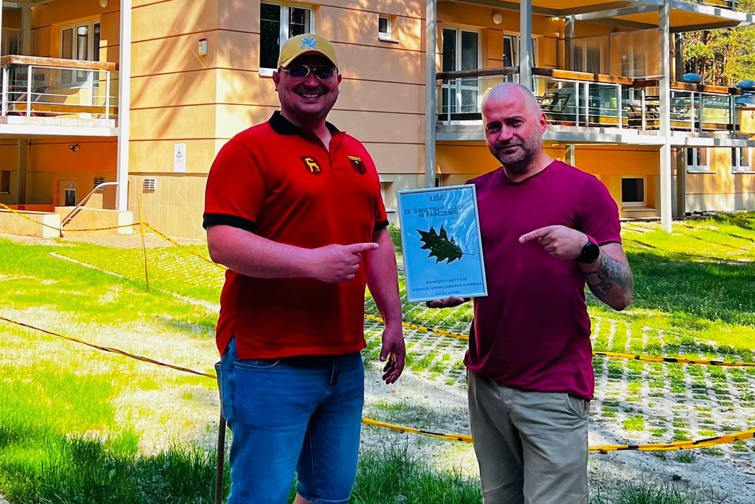 Liść z drzewa w Parczewie z "objawieniem" trafił na aukcję. Kwota zaskakuje