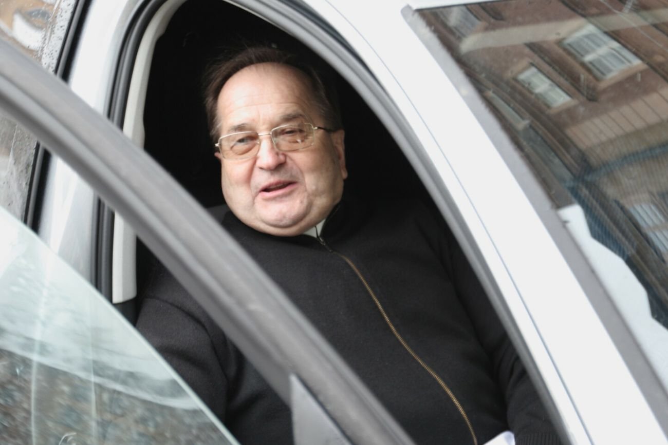 Tadeusz Rydzyk i jego samochody. Duchowny wrócił do sprawy prezentu od bezdomnego