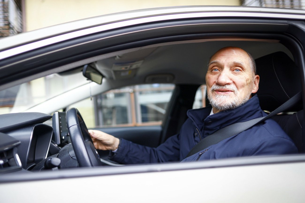Antoni Macierewicz znów przyłapany za kółkiem. Polityk PiS ma zatrzymane prawo jazdy.