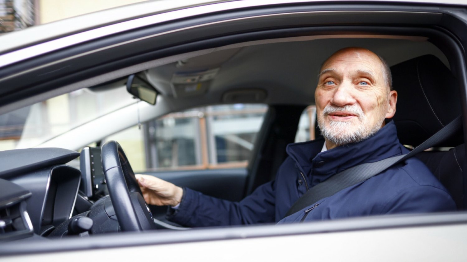 Macierewicz ponownie przyłapany za kółkiem. Polityk PiS ma zatrzymane prawo jazdy. Antoni Macierewicz znów przyłapany za kółkiem. Polityk PiS ma zatrzymane prawo jazdy.