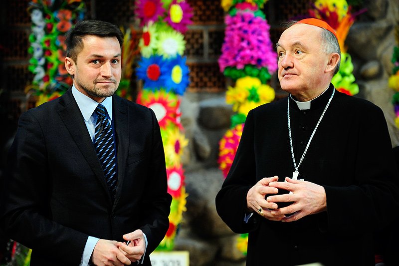 Kard. Kazimierz Nycz sprzeciwia się krytykowaniu polityków, którzy uczestniczą w uroczystościach religijnych.