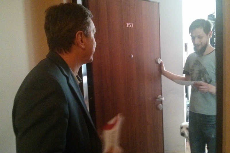 Andrzej Halicki podczas akcji door to door na rzecz Bronisława Komorowskiego.