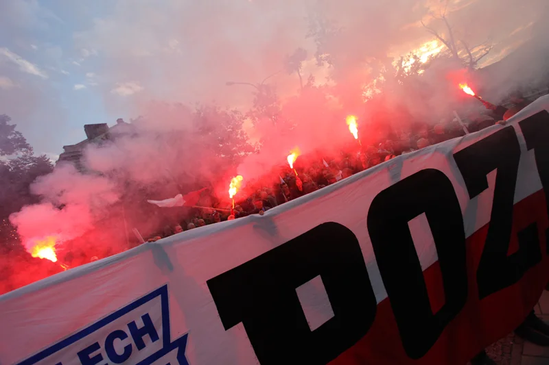 Oto jest chwila bez imienia
wypalona w czasie jak w hymnie(...)
K.K.Baczyński