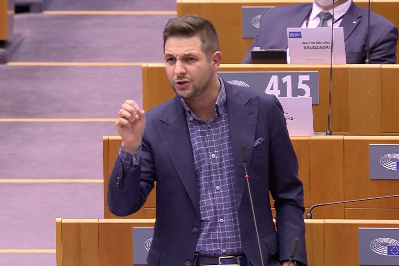 Patryk Jaki bronił interesów PiS w PE po angielsku.