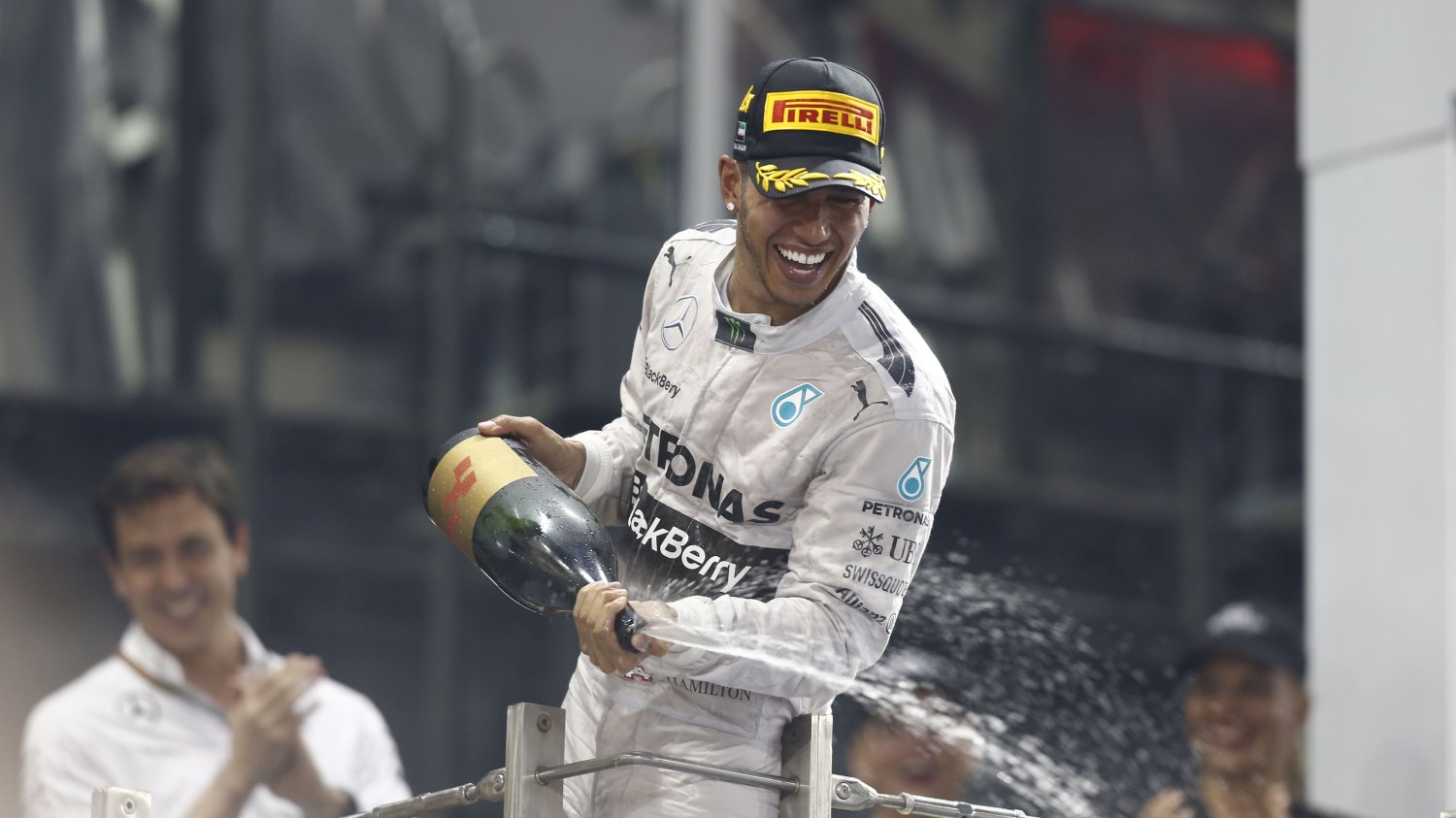 Lewis Hamilton po zwycięstwie na torze Yas Marina.