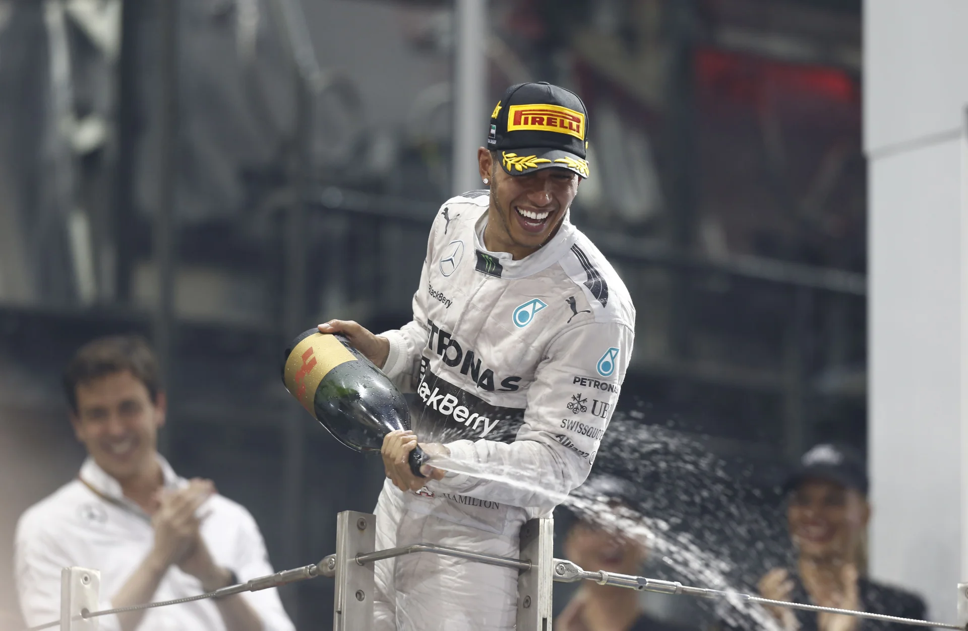 Lewis Hamilton po zwycięstwie na torze Yas Marina.
