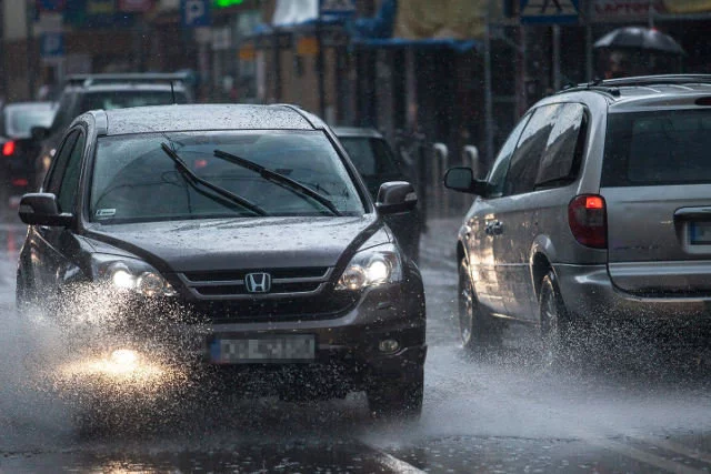 Firmy motoryzacyjne muszą zabezpieczyć nowsze modele samochodów przed atakami hakerów