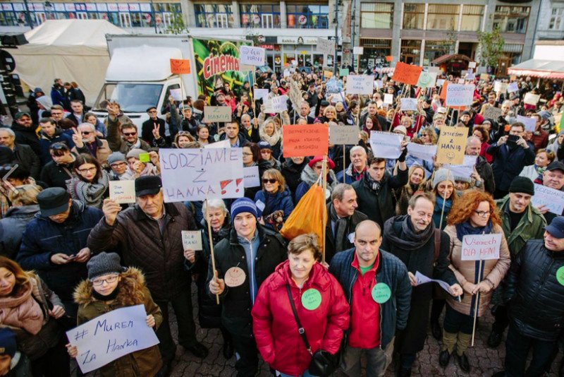 Tysiące mieszkańców Łodzi popiera prezydent Hannę Zdanowską, której prokuratura postawiła dwa zarzuty.
