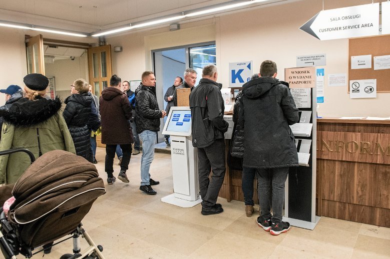 Paszportowi gapowicze mogą wyrobić sobie paszport tymczasowy.