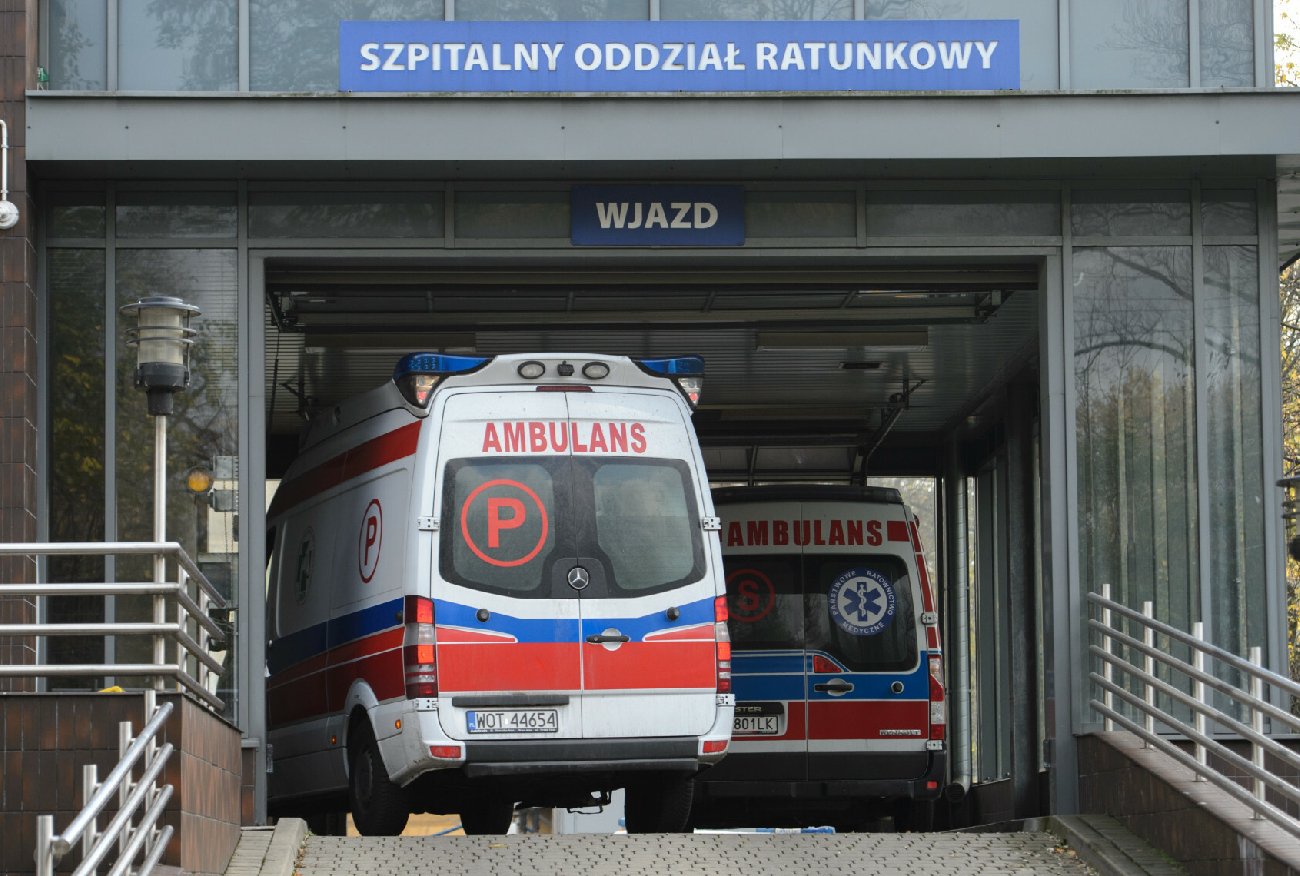 Szczytno. Niemowlak z połamanymi rączkami walczy o życie w szpitalu