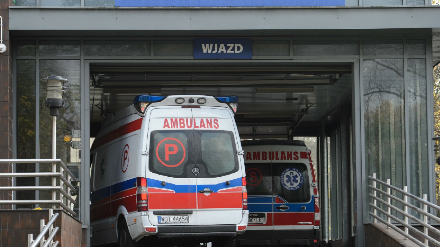 Szczytno. Niemowlak z połamanymi rączkami walczy o życie w szpitalu