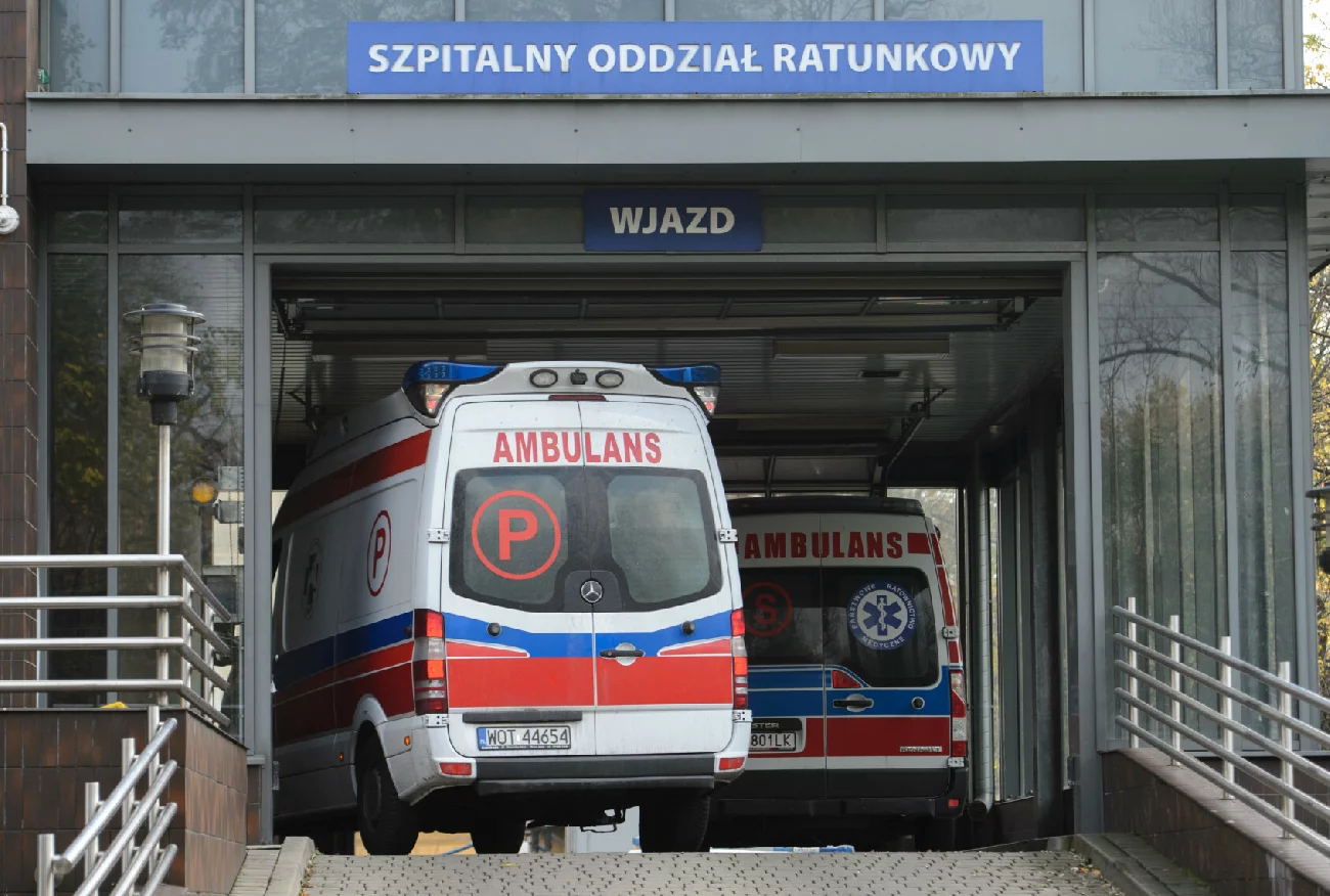 Szczytno. Niemowlak z połamanymi rączkami walczy o życie w szpitalu