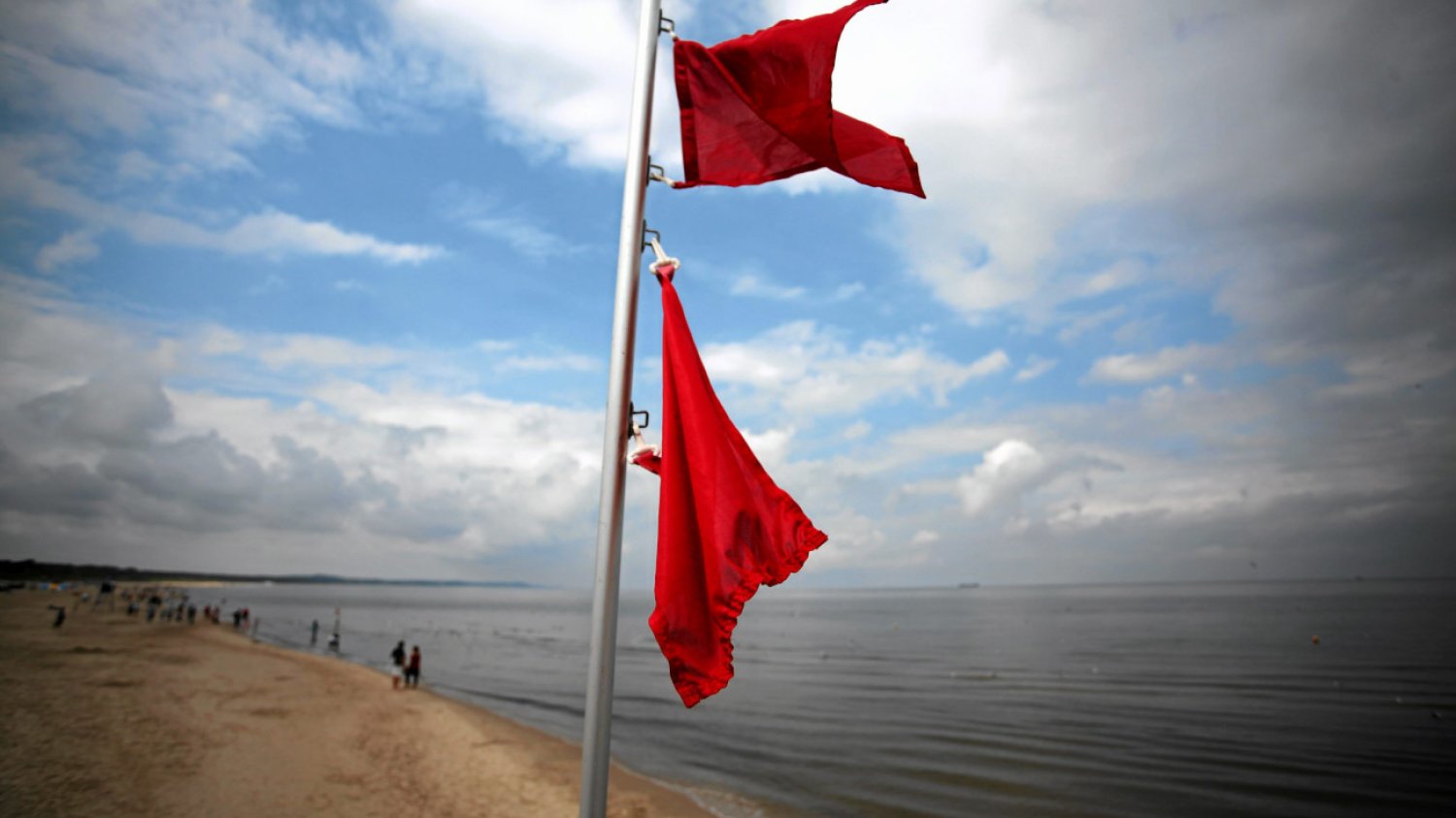 czerwona flaga na zamkniętym kąpielisku