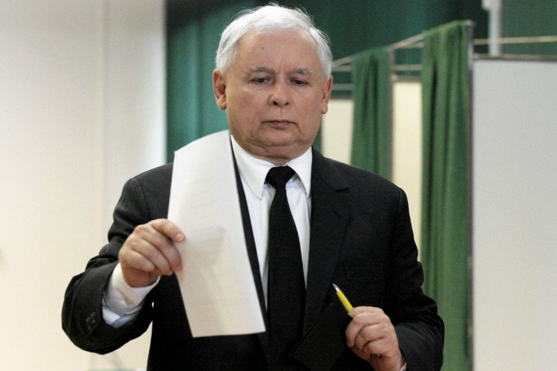 2014 rok. Prezes PiS Jarosław Kaczyński głosuje w wyborach do Parlamentu Europejskiego