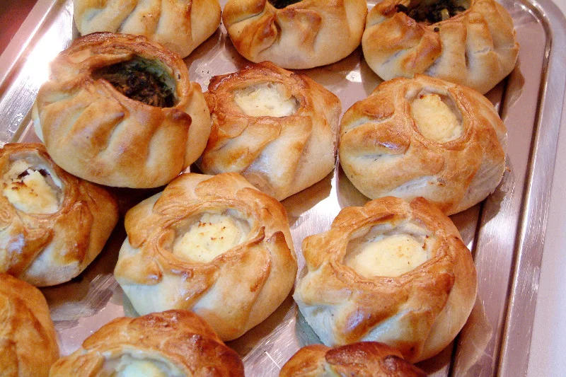 Menu Malty słynie z najróżniejszych pysznych deserów. Na zdjęciu maltańskie ricotta qassatat, czyli słone ciastka z miękkim serem zwarowym