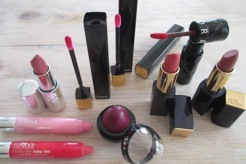 Chubby Stick Baby Tint nr 02 oraz 03 Clinique, Real Matt Lipstick Provoke nr 606 Dr Irena Eris, Rouge Allure Gloss nr: 18, 17 i 15 Chanel, Outrageous Rouge Extreme Liquid Lipstick nr 05 Sephora, Pure Color Envy Sculpting Estee Lauder, Kiss Me Sephora
