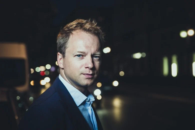 Maciej Stuhr zabierze niegłosującego wyborcę na obiad. Chce go namówić do udziału w wyborach.