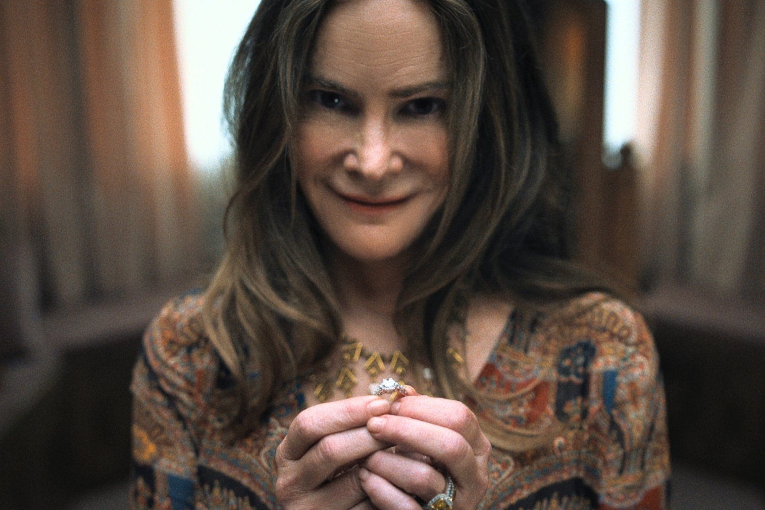 Jennifer Jason Leigh w serialu "Tu zdarzy się coś strasznego"