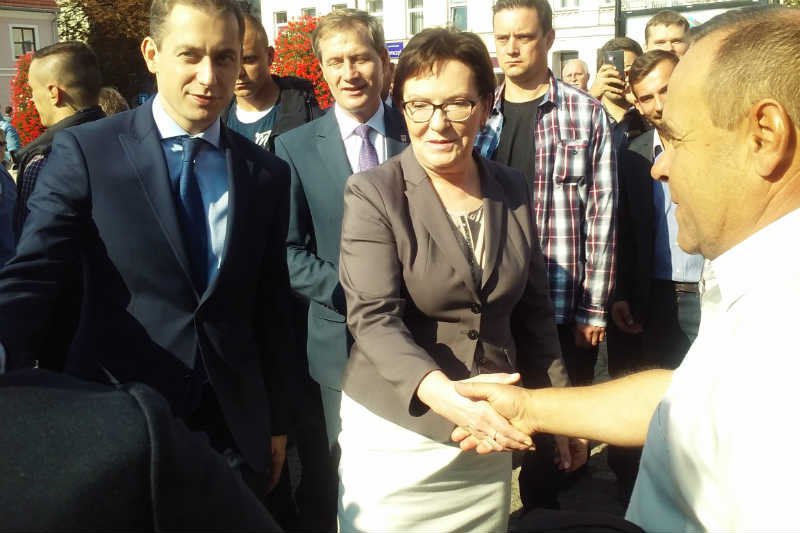 Ewa Kopacz w Sieradzu krytykowała prezesa Kaczyńskiego za "chowanie się za spódnicą kobiety".