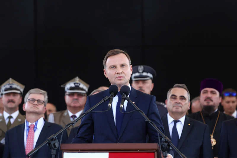 Andrzej Duda stwierdził, że Polska jest piękna i staje się coraz silniejsza. Na zdjęciu podczas przekazania zwierzchnictwa nad wojskiem.