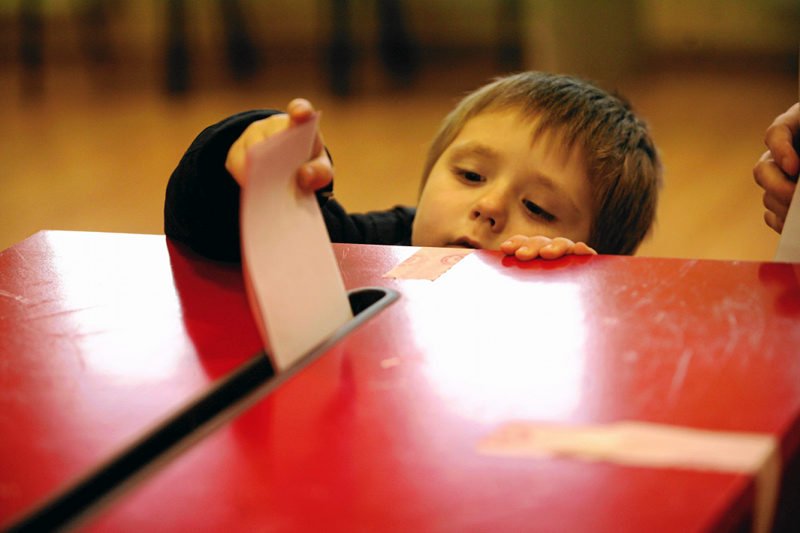 Ruch Palikota chce, by czynne prawo wyborcze miały już osoby od 16. roku życia. Przeciwnicy pomysłu przekonują, że to wciąż dzieci. Sprawdzamy, jak wygląda sytuacja za granicą.