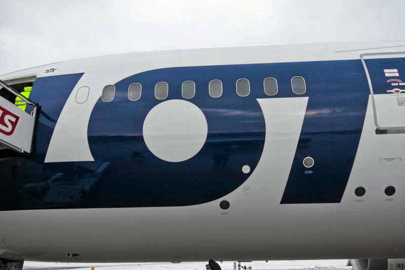 Od sierpnia LOT ostro oszczędza. Zdaniem pasażerów – za ostro.