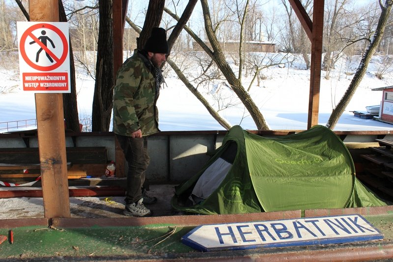 Od trzech miesięcy mieszka w namiocie na barce. Andrzej Motyliński: Potrzebuję pomocy