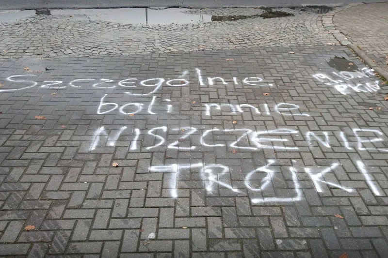 Taki napis pojawił się przed wejściem do siedziby radiowej Trójki.