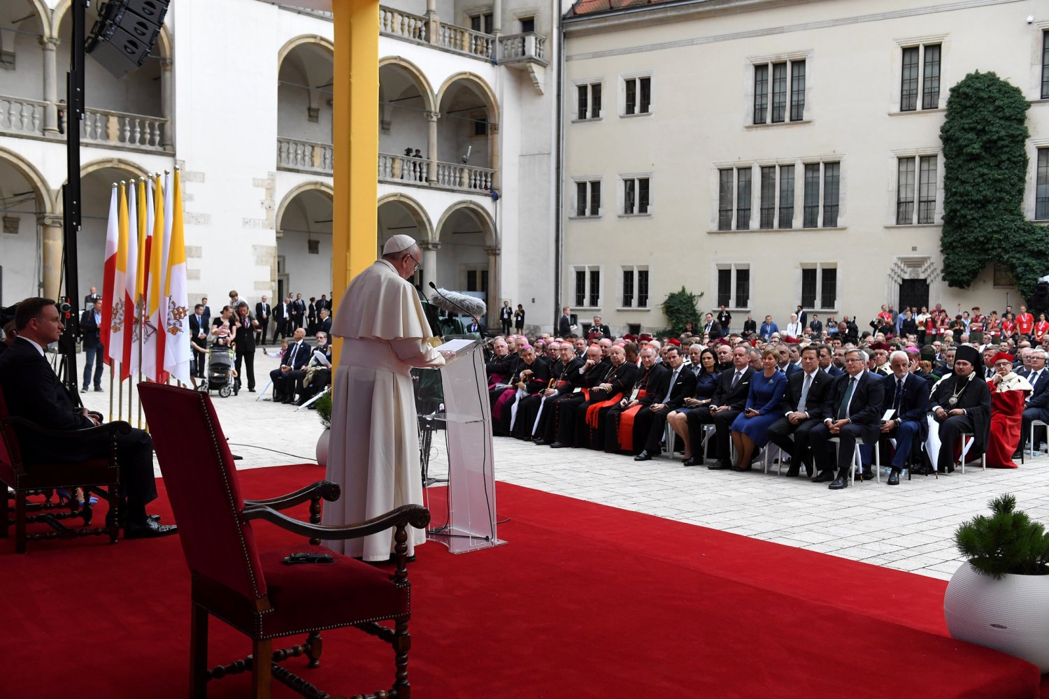 Franciszek na Wawelu zaapelował do polityków i biskupów o ochronę każdego życia