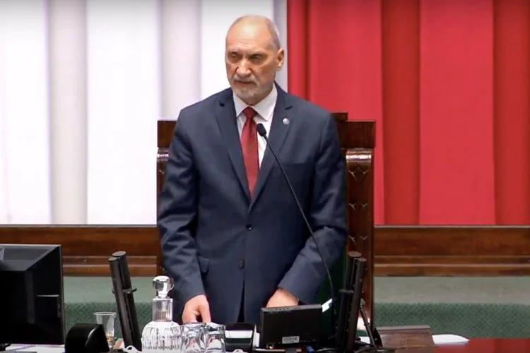 Antoni Macierewicz pełnił funkcję Marszałka Seniora podczas pierwszego posiedzenia Sejmu IX kadencji.