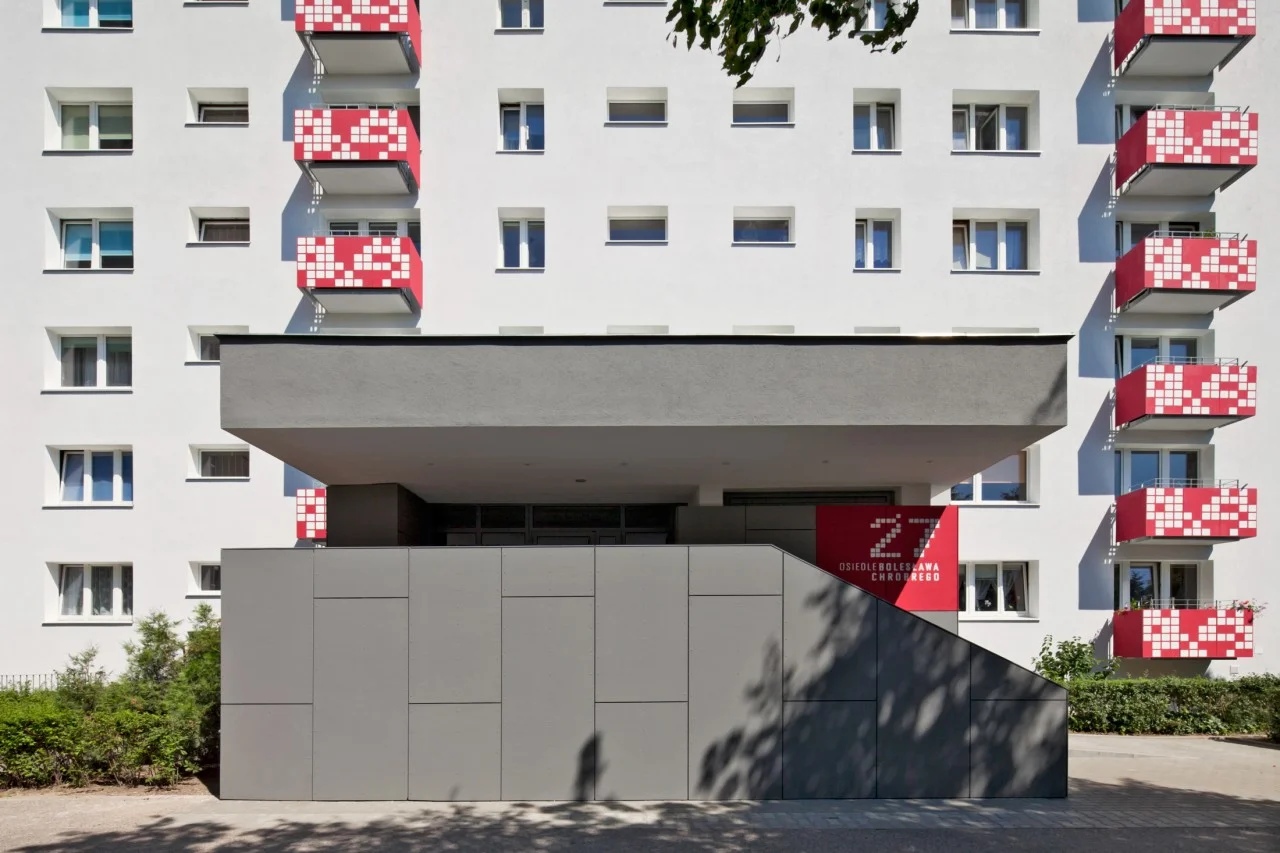 Wejście do bloku na osiedlu Bolesława Chrobrego w Poznaniu.