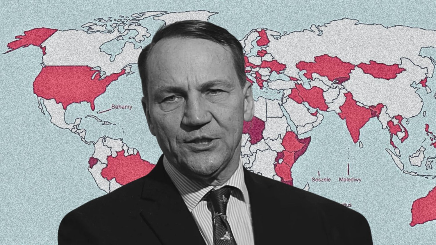 Radosław Sikorski na tle mapy świata z zaznaczonymi państwami, w których Polska nie ma ambasadora