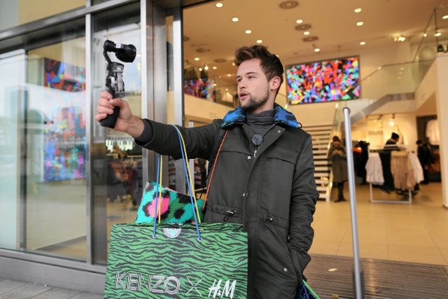 Chętnych na ciuchy od Kenzo było sporo. Na jedną osobę przypadał jeden egzemplarz modelu.