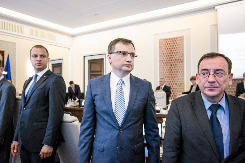 Mariusz Kamiński na razie może spać spokojnie.