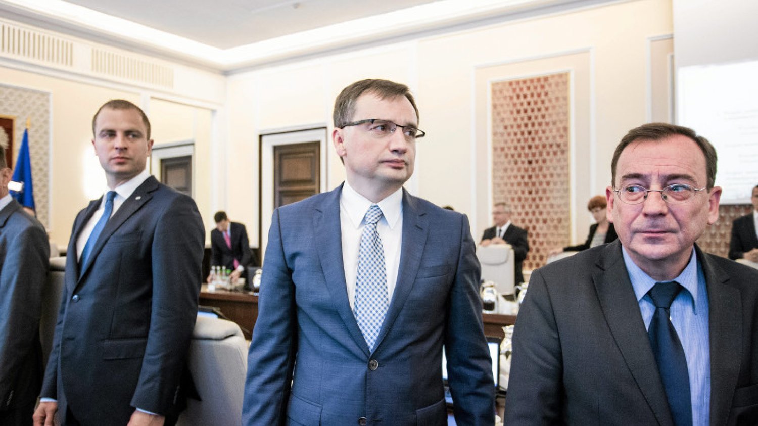 Mariusz Kamiński na razie może spać spokojnie.