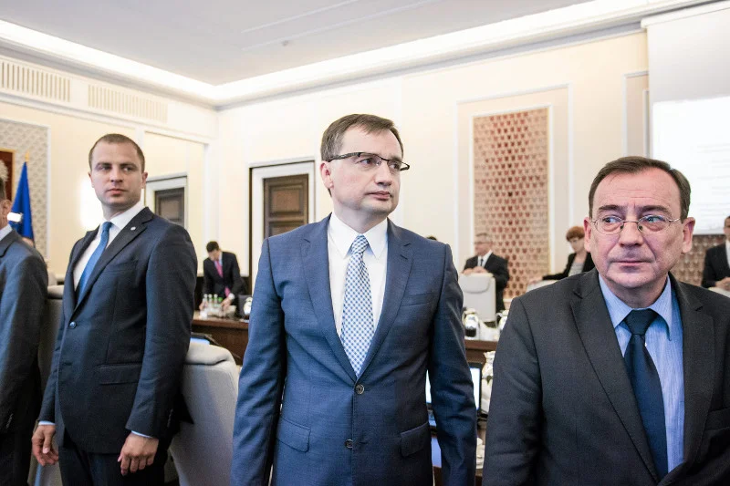 Mariusz Kamiński na razie może spać spokojnie.