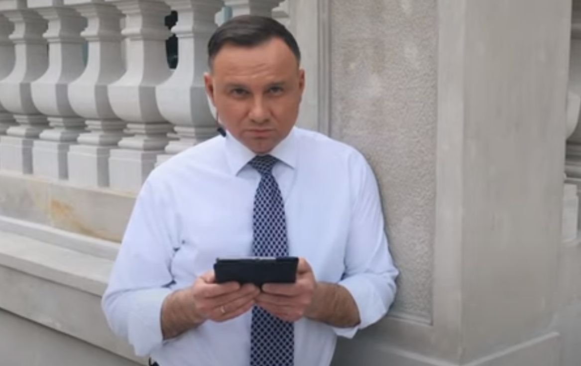Andrzej Duda rapuje. Podjął wyzwanie  #Hot16Challenge2.