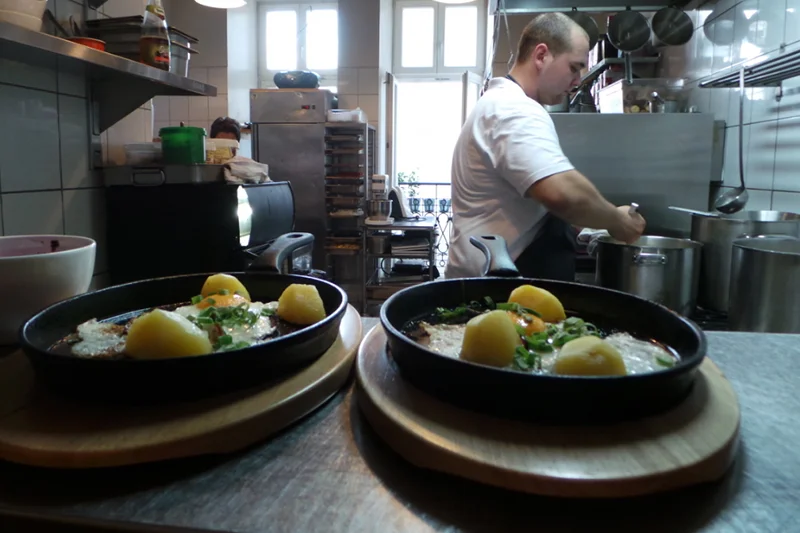 Na lunch podawany był chłodnik podawany z jajkiem sadzonym na bekonie
