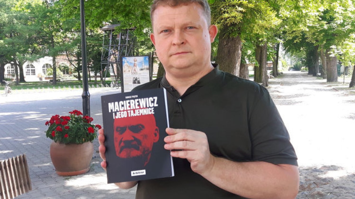Tomasz Piątek jest autorem bestsellera "Macierewicz i jego tajemnice". Wydawnictwo tylko w miesiąc sprzedało ponad 100 tys. egzemplarzy książki, a do września - 150 tys.