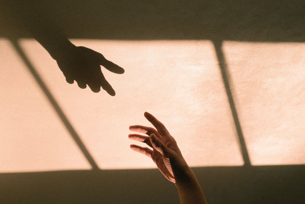 "Głód dotyku" jest coraz większym problemem społecznym